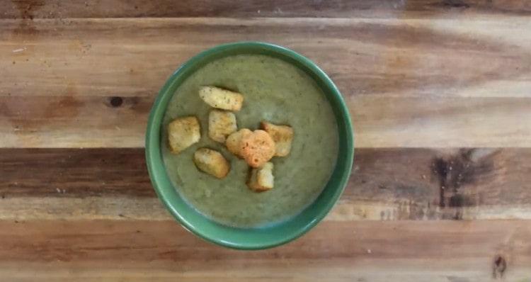 al servizio, la zuppa di crema di broccoli con panna può essere decorata con i cracker.