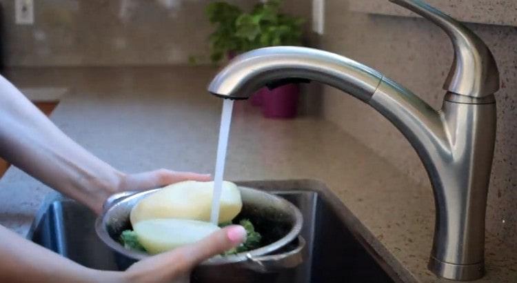 Broccoli, cipolle e patate sono ben lavati.