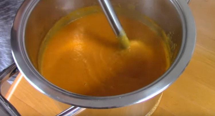 Macina la zuppa finita con un frullatore a immersione.