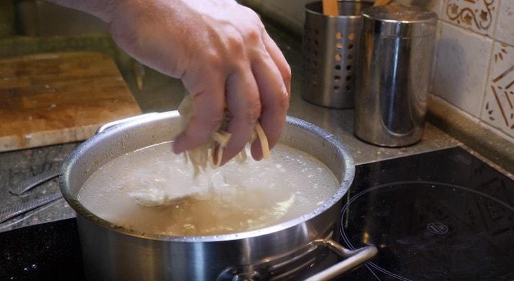 Quando le verdure sono pronte, rimetti la carne nella zuppa e aggiungi le tagliatelle.