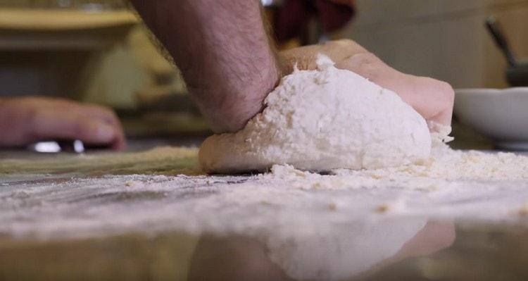 Dopo aver aggiunto acqua alla farina con l'uovo, impastare la pasta.