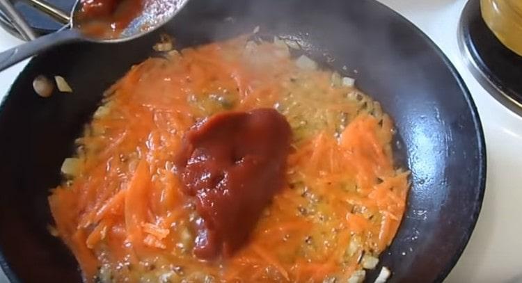 Aggiungi il concentrato di pomodoro alla torrefazione.