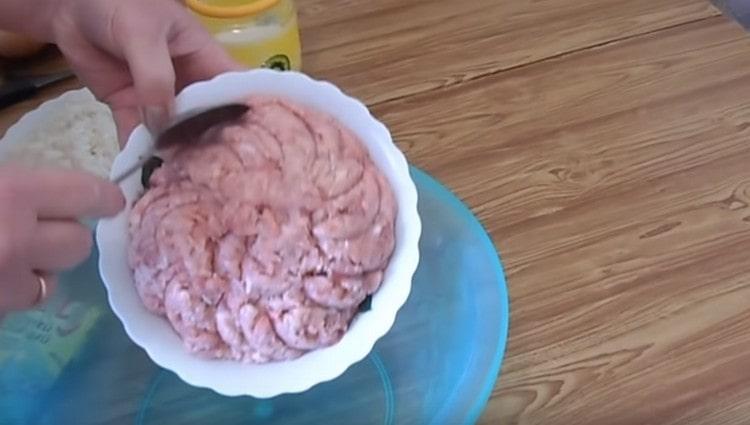 Metti il ​​pollo tritato in una ciotola.