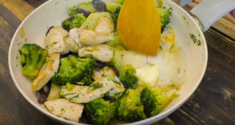 Tale pollo con broccoli è molto gustoso e fragrante.