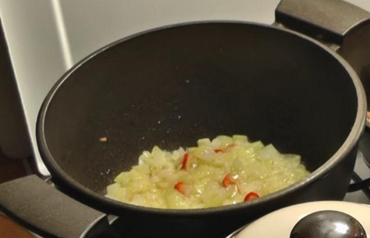 In un calderone, aggiungi il peperoncino alla cipolla.