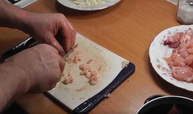 Tritare il grasso di pollo a pezzetti.