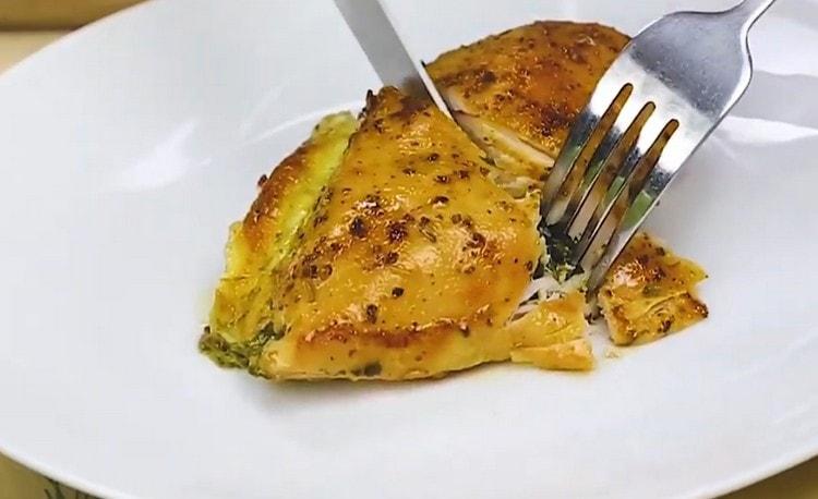 Questo pollo con spinaci è molto gustoso.