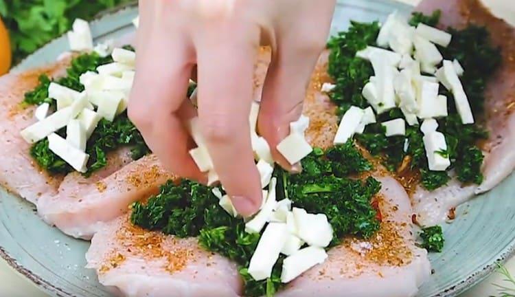 Distribuire spinaci tritati e formaggio feta sul filetto di pollo.