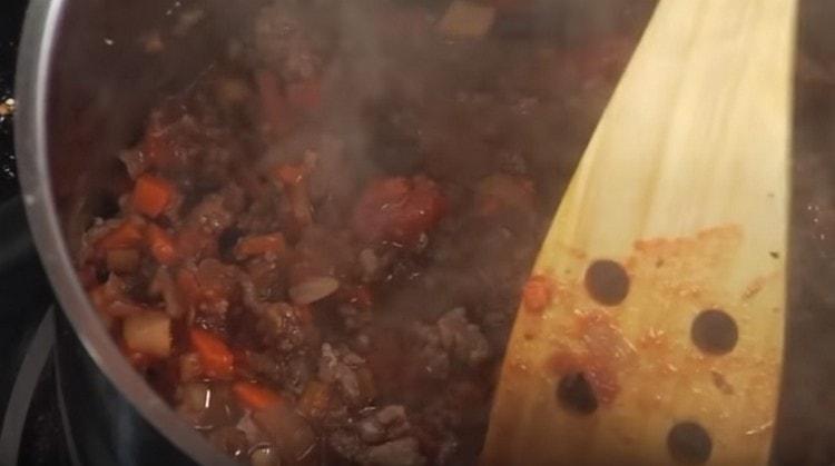 Aggiungiamo anche acqua e lasciamo la salsa bolognese in umido.