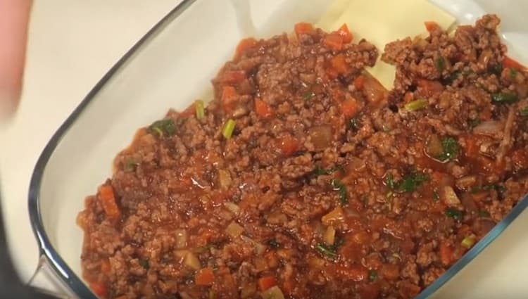 Copriamo i fogli di lasagne con salsa bolognese.