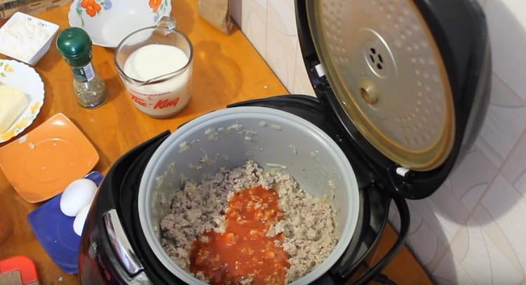 Quindi aggiungere il concentrato di pomodoro diluito in acqua.