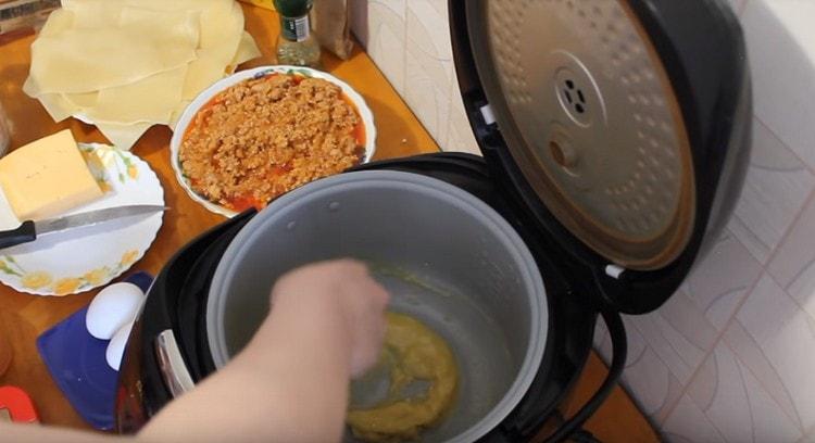 Aggiungi la farina all'olio, mescola.