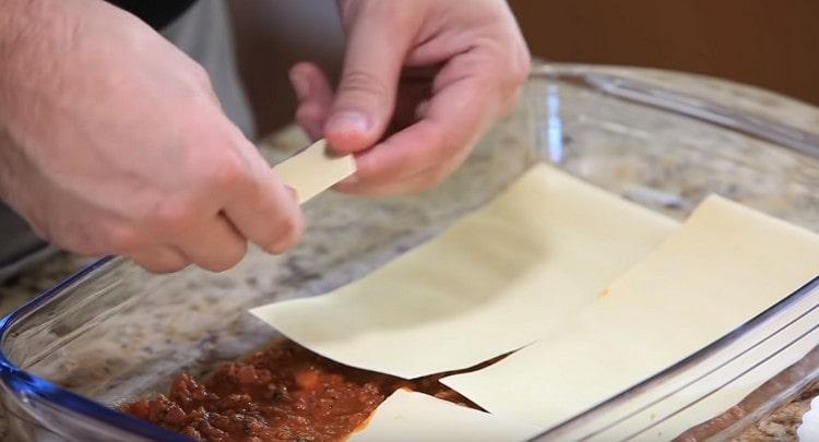 Quindi, stendi i fogli di lasagna.