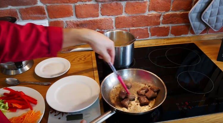 Distribuiamo la carne in una padella e la friggiamo.