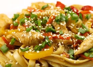 Tagliatelle al wok con pollo e verdure in salsa teriyaki - il piatto cinese più popolare 🍝