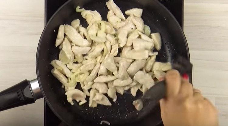 Aggiungi la cipolla al filetto di pollo, mescola.