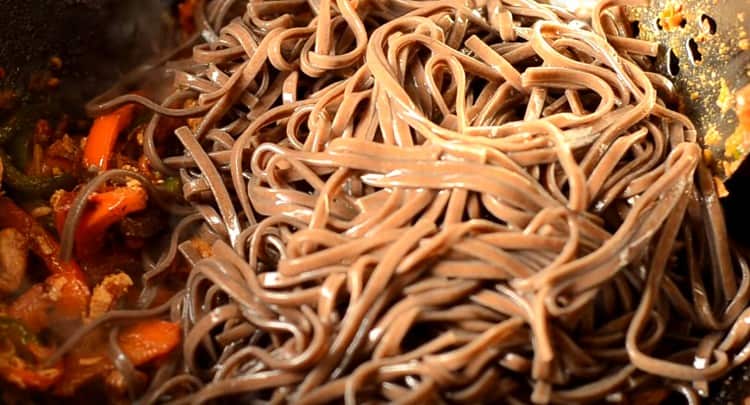 Distribuiamo noodles bolliti alle verdure.