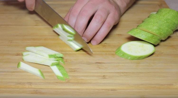 Zucchine tagliate a bastoncini sottili.