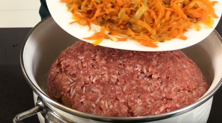 Quindi uniamo la carne macinata con riso, cavolo e verdure precedentemente fritte in un contenitore.