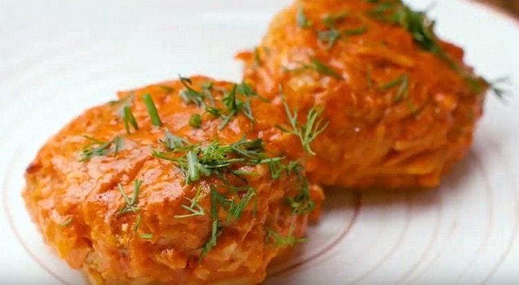 Involtini di cavolo pigri cotti in padella non cederanno a un piatto classico a piacere.