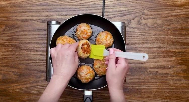 Formiamo palline di carne macinata e le friggiamo in padella.