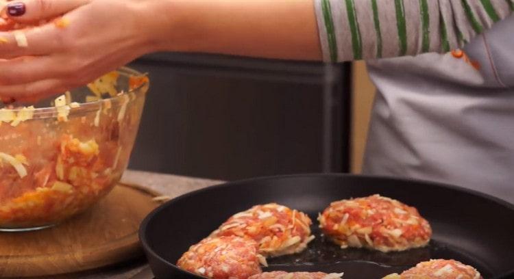 Formiamo piccole cotolette e le friggiamo leggermente in padella.