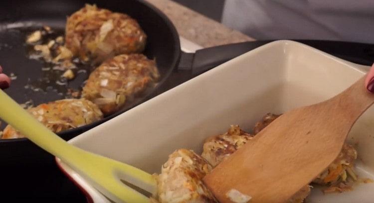 Metti gli involtini di cavolo fritto in una teglia.