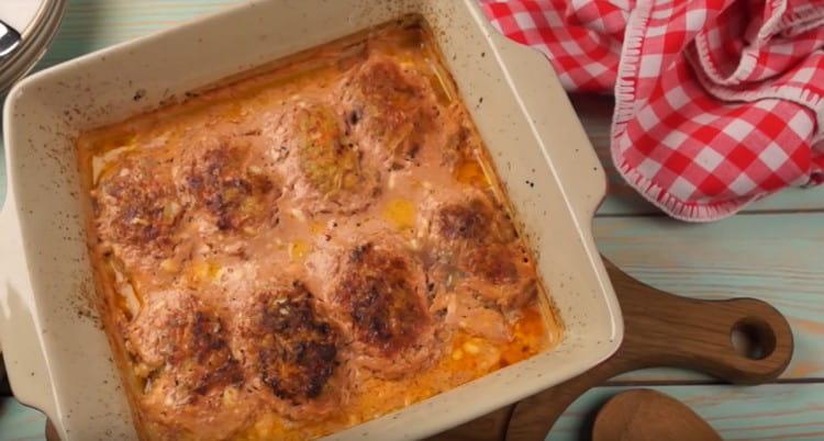 Quindi abbiamo cucinato involtini di cavolo pigro con riso secondo una ricetta molto semplice e veloce.