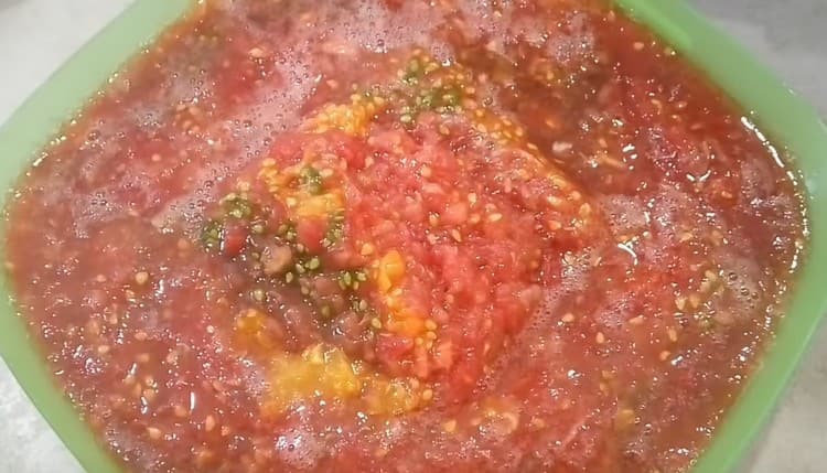 Macina i pomodori con un frullatore o tre su una grattugia.