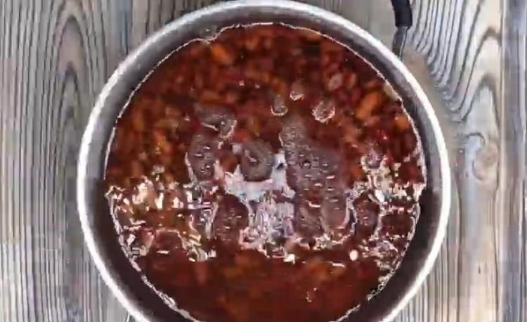 Riempi i fagioli con acqua nuova, mettili a cuocere.