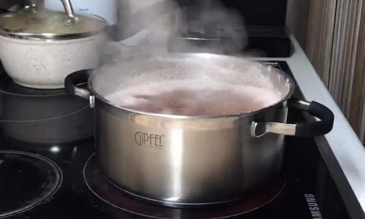 Portare a ebollizione i fagioli, quindi scolare l'acqua.