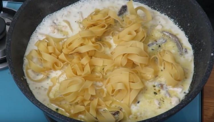 Mescolare gli ingredienti per fare la pasta di Alfredo