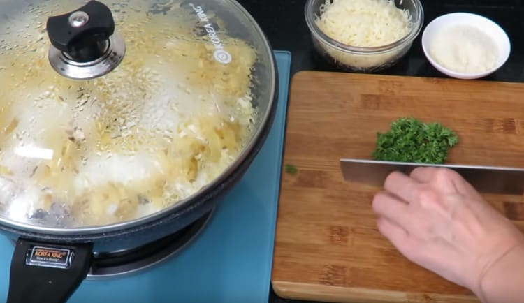 Mentre la pasta è cotta, trita le erbe fresche.