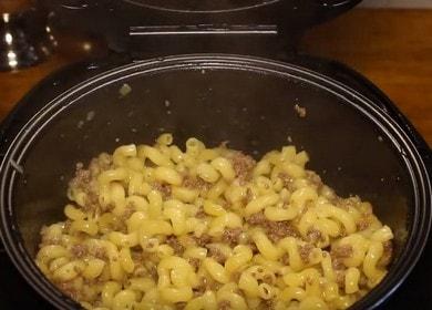 Cucinare una deliziosa pasta blu in una pentola a cottura lenta secondo una ricetta graduale con una foto.