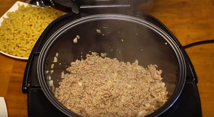 Aggiungi la carne macinata alla cipolla e lasciala friggere.