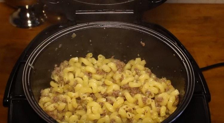 Quindi abbiamo cucinato la pasta blu in una pentola a cottura lenta.