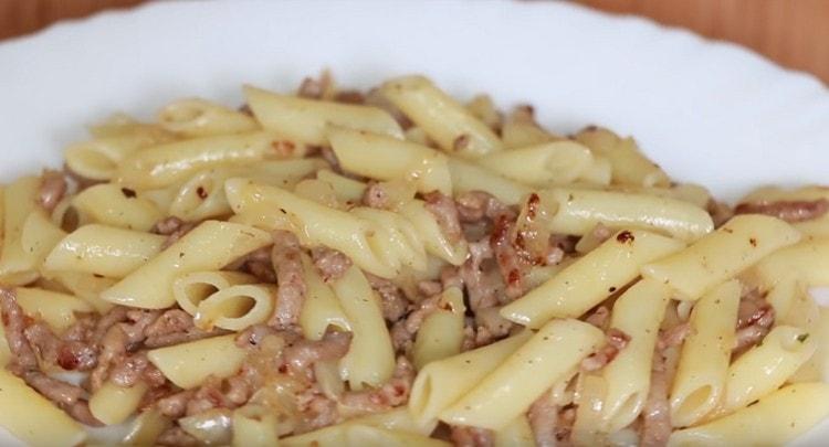 Quindi abbiamo cucinato la pasta secondo la ricetta navale con carne macinata.