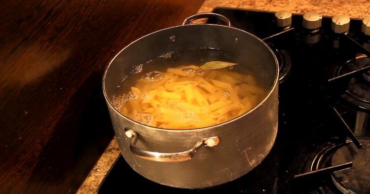 Distribuiamo la pasta nella padella, cuociamo fino a quando sarà tenera.