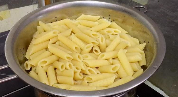 La pasta pronta si adagia in uno scolapasta.