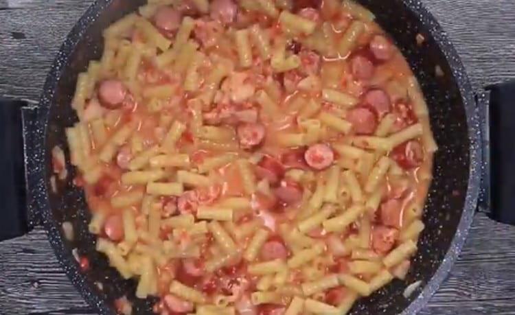 Mescolare la pasta con salsa e salsicce.