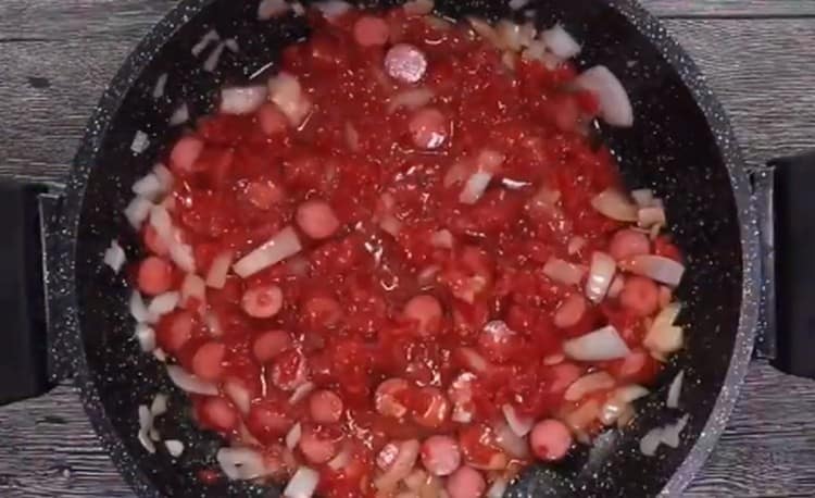 Aggiungi la passata di pomodoro.