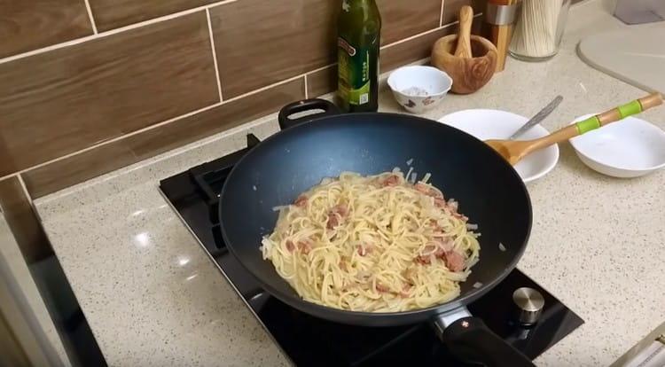 Aggiungi lo stufato alla cipolla e poi la pasta.