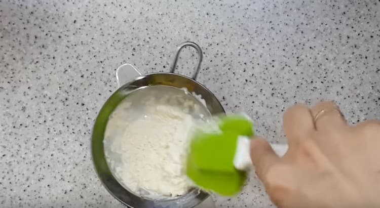 Versare i fiocchi di cocco con panna, quando infusi, passare attraverso un setaccio.