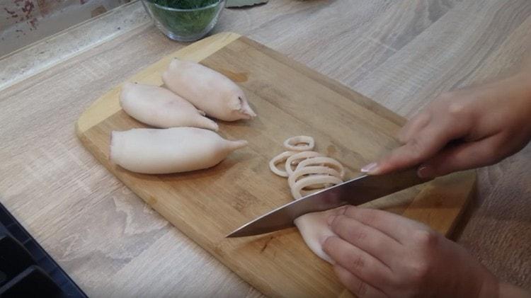 tagliare i calamari bolliti in anelli.