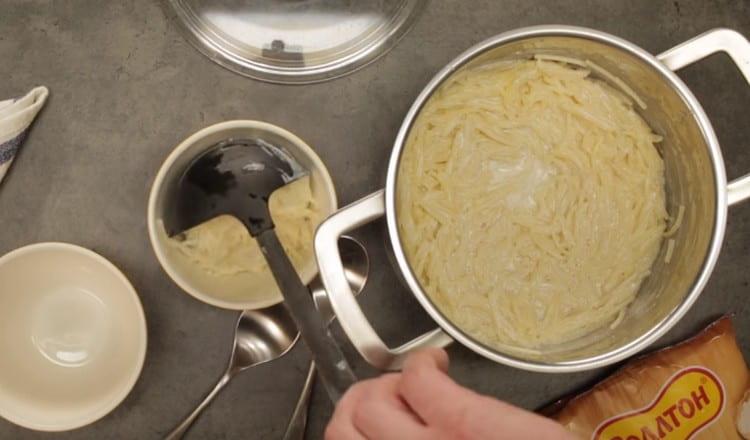 Distribuiamo le tagliatelle al latte sui piatti.