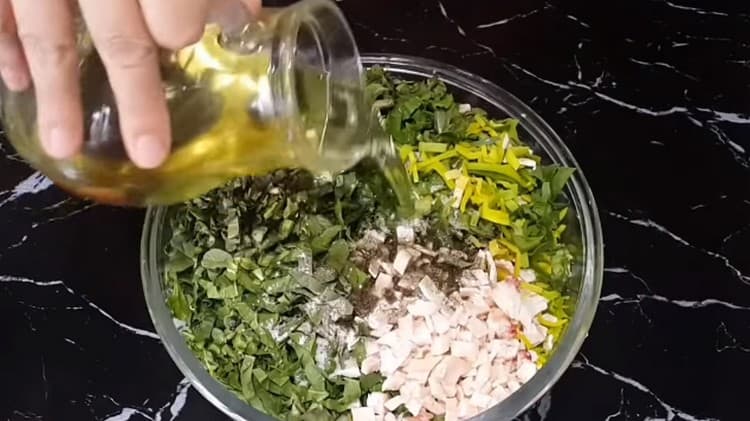 Uniamo tutti gli ingredienti tritati, condiamo con sale, pepe, olio vegetale.