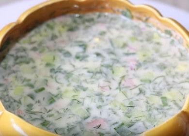 Okroshka di raffreddamento delizioso su un'acqua minerale: una ricetta con foto e video passo-passo.