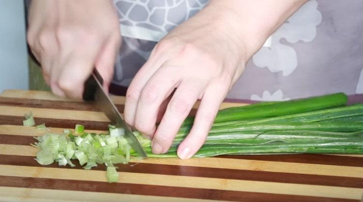 Macina cipolle verdi fresche, prezzemolo, aneto.