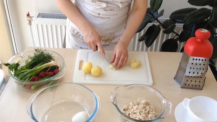 Per cucinare okroshka. preparare gli ingredienti