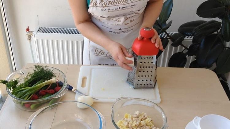 Per cucinare okroshka, grattugiare le uova